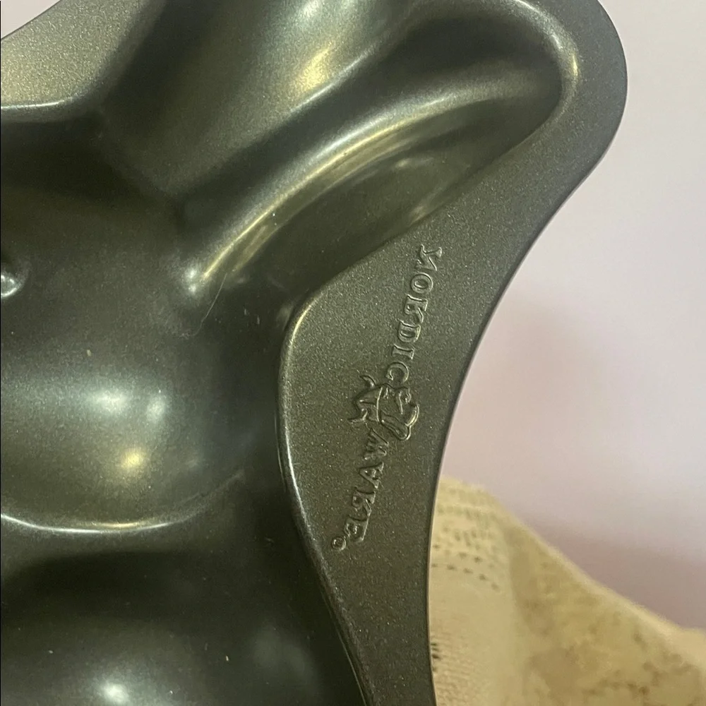Bunny-Shaped Cake Pan in Dark Gray vintage Nordic ware